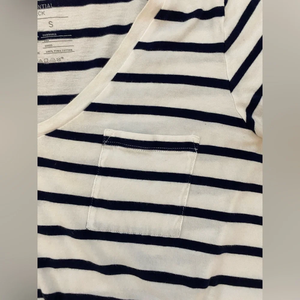 Gap The Essential V-neck Striped Tee - Picture 3 of 8